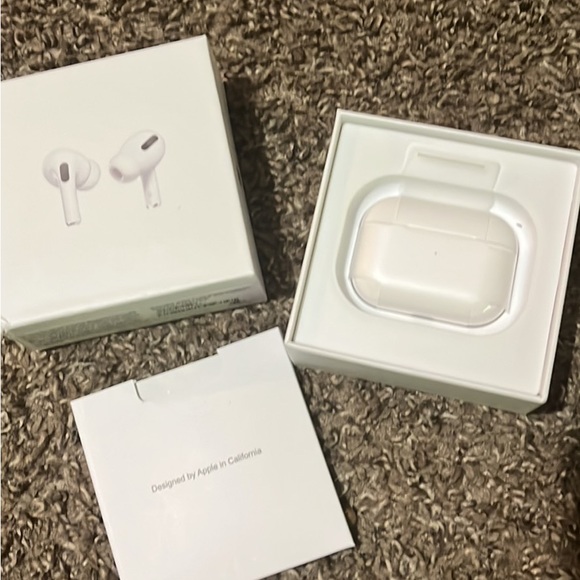 AirPod pros - Picture 1 of 7